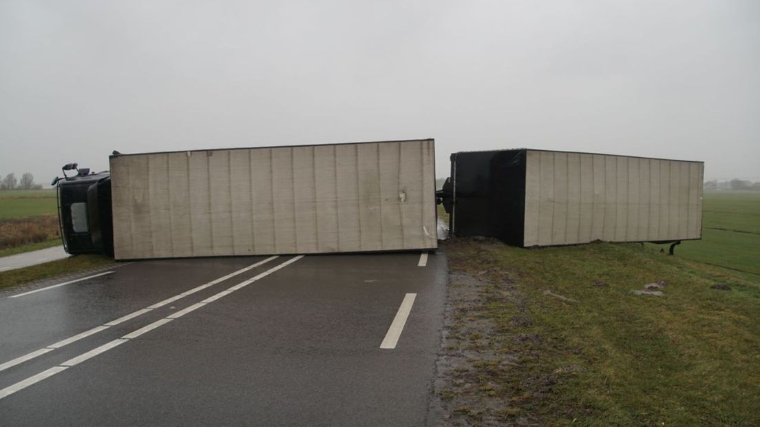 Vrachtwagen dwars over de N331