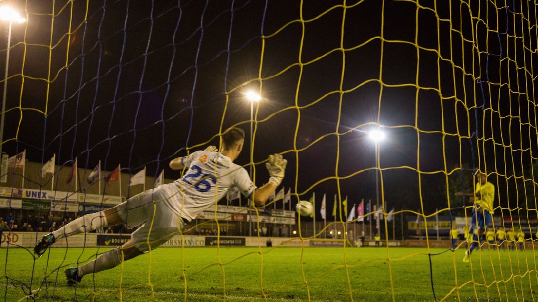 Hoek-keeper Jordi de Jonghe tijdens de strafschoppenserie tegen Lisse