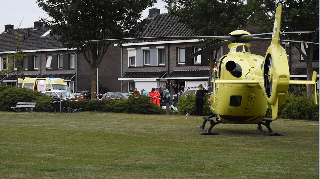 De traumahelikopter landde op een speelveldje.