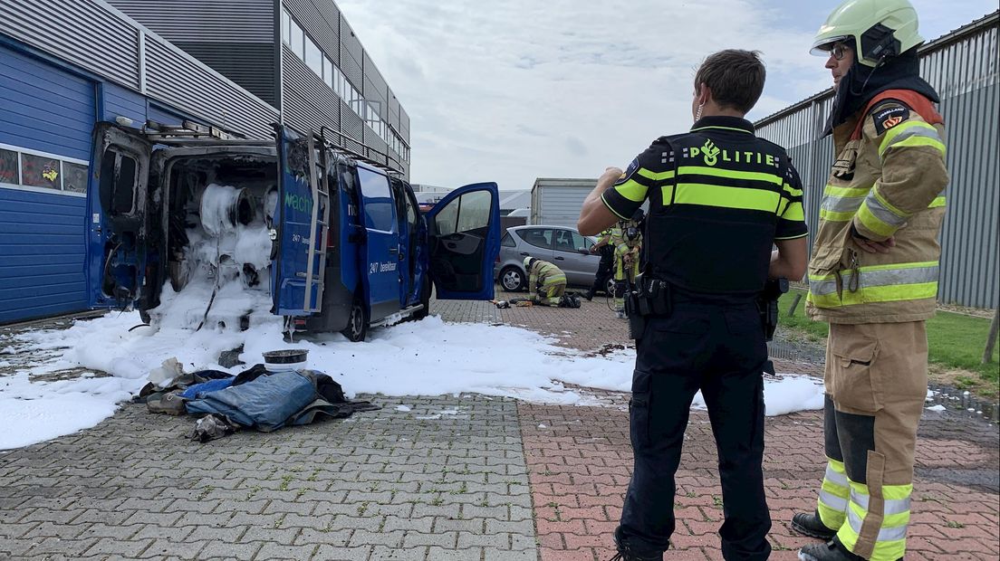 Bedrijfsbus brandt uit in Raalte