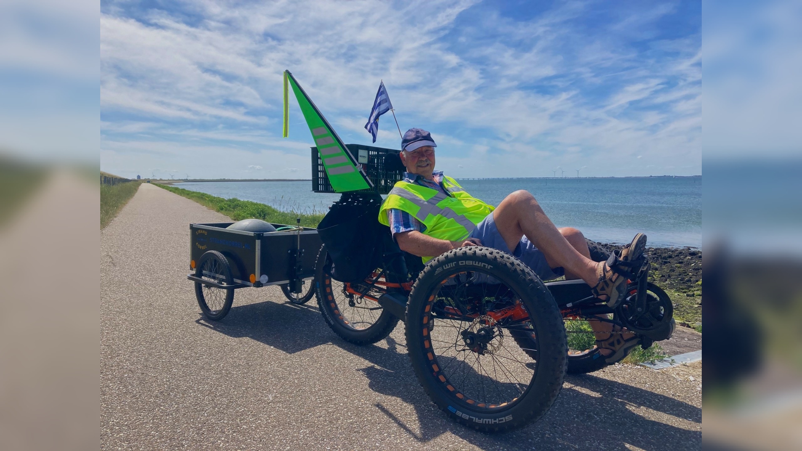 Met grijper en bladzuiger jaagt Henk op plastic in de Oosterschelde