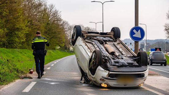 Auto op de kop• woningbrand blijkt lekkage