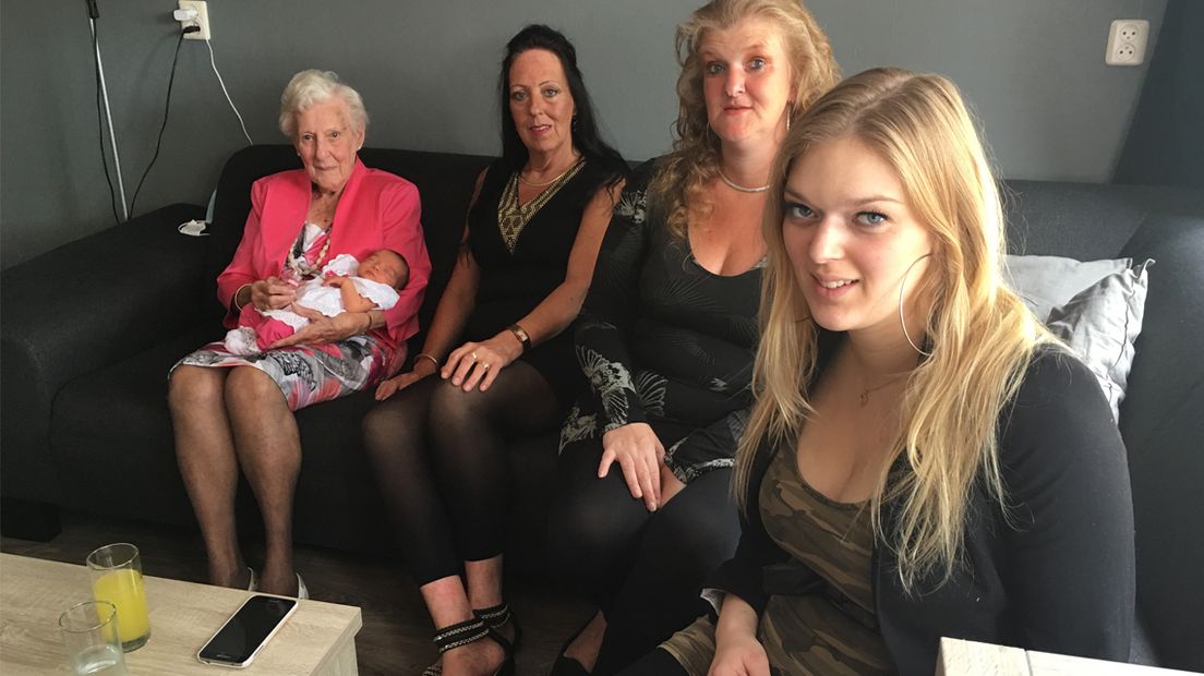 Van links naar rechts: betovergrootoma Lenie, baby Vanity Sophia, overgrootmoeder Yvonne, oma Guendalina en mama Tiffany 
