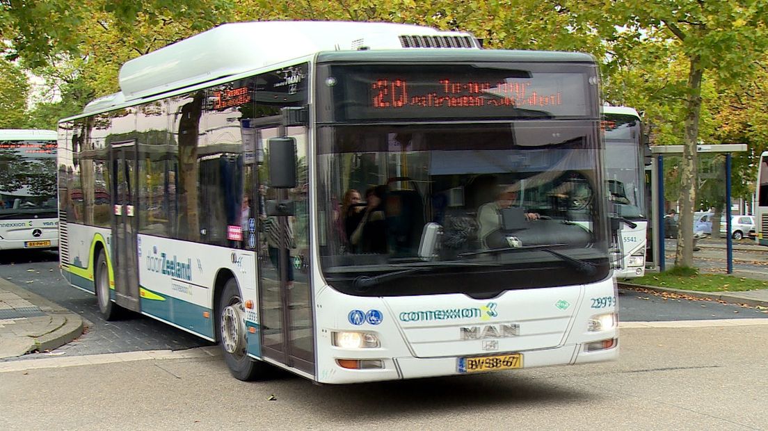 Connexxion-bus op het stationsplein in Goes