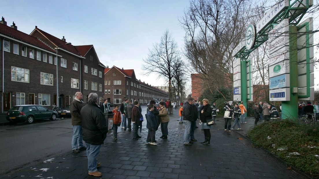 FC Groningen-supporters bij het Oosterparkstadion voorafgaand aan de laatste competitiewedstrijd tegen NEC in 2005