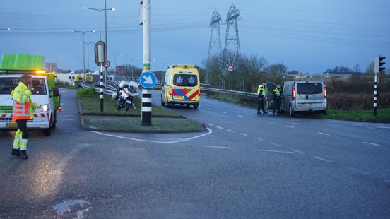 112 Nieuws: Fietser gewond na aanrijding met bestelbus | Auto slaat over de kop, bestuurder gewond. 112 Nieuws: Fietser gewond na aanrijding met bestelbus | Auto slaat over de kop, bestuurder gewond.