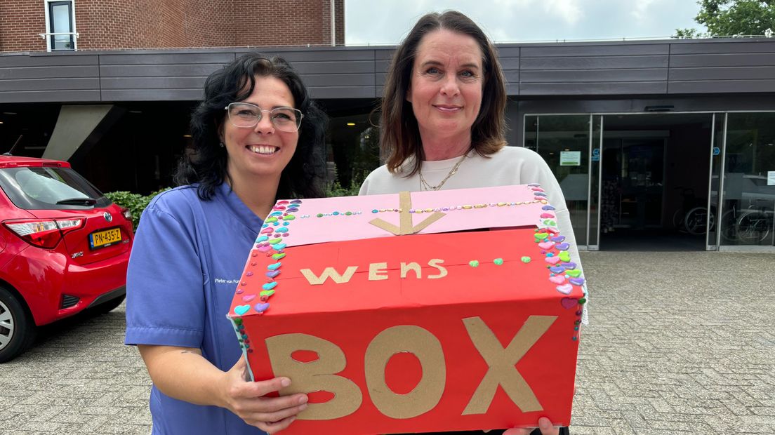 Melissa (l) en Jiska (r) met de wensbox