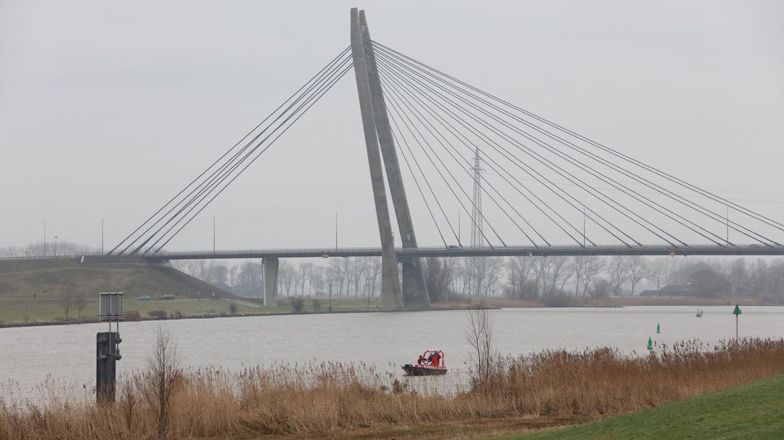 In een boot zocht de politie zondag al ub de IJssel naar de vrouw