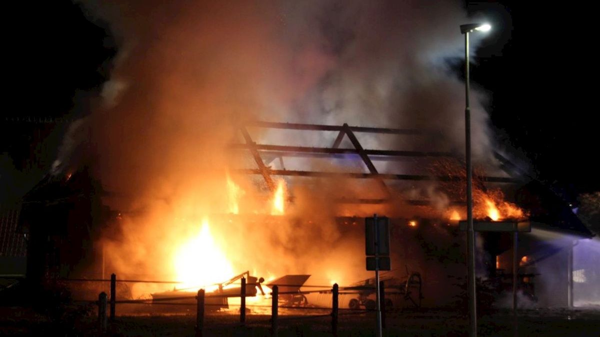 Metershoge vlammen bij schuurbrand in Lemele