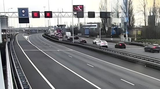 Ongelukken leiden tot lange files rond Rotterdam, Beneluxtunnel tijdelijk dicht. Ongelukken leiden tot lange files rond Rotterdam, Beneluxtunnel tijdelijk dicht.
