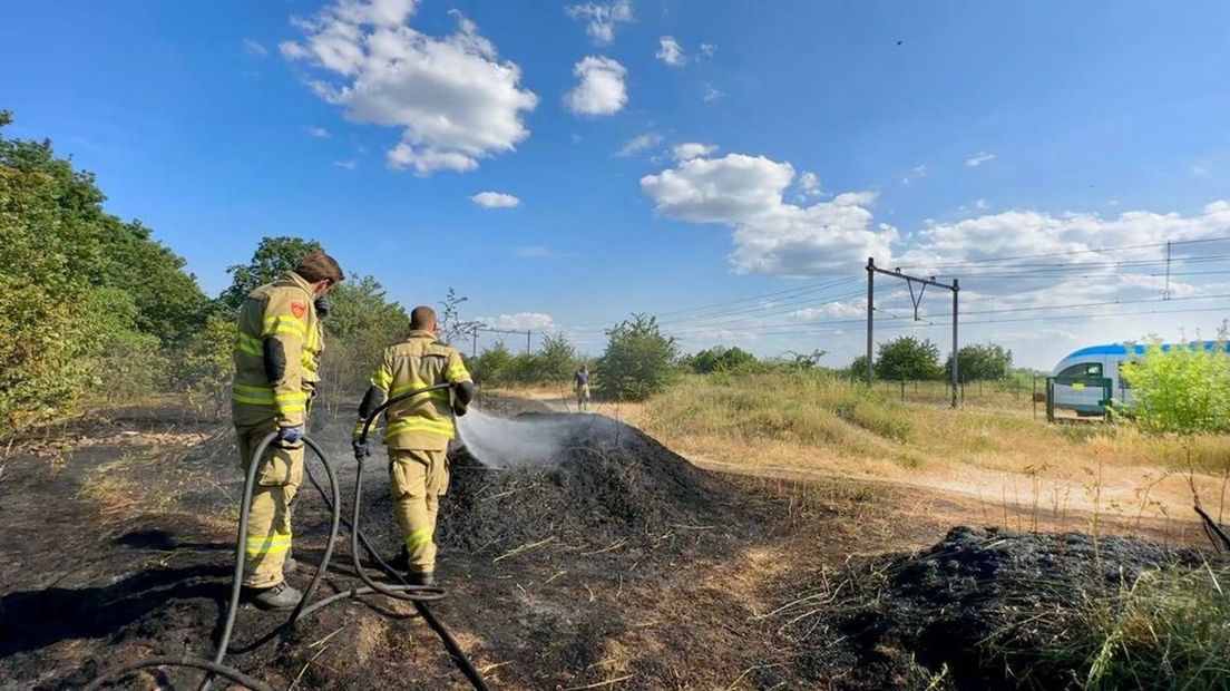 De brand woedde vlak bij het spoor