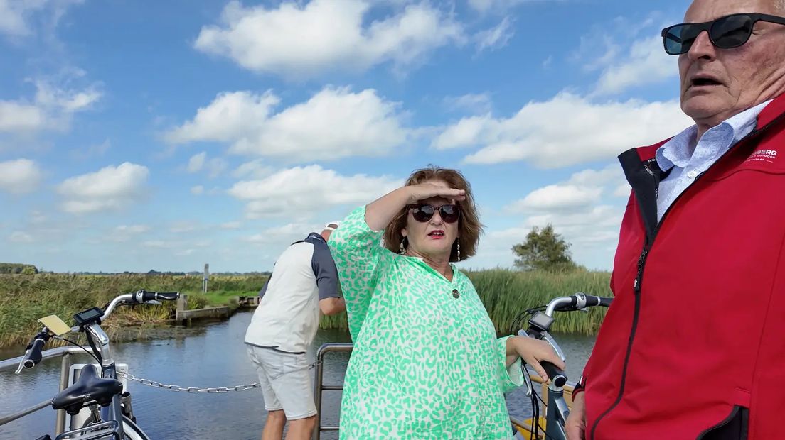 Een overtocht met de trekpont over De Lende vergt geduld en kracht.