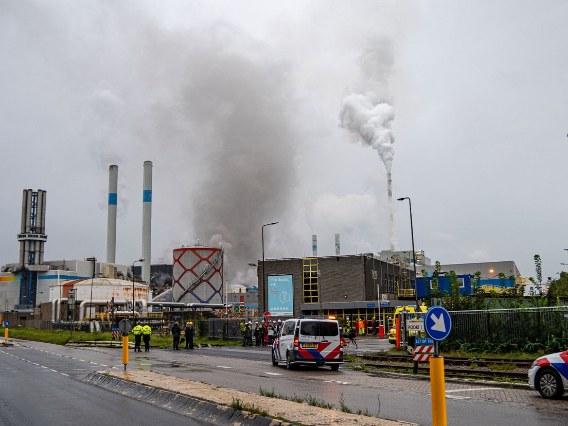 Brand bij een opslag voor afval in Botlek.