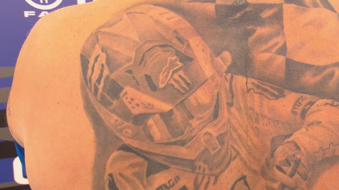 Een deel van de tattoo op Aad's rug