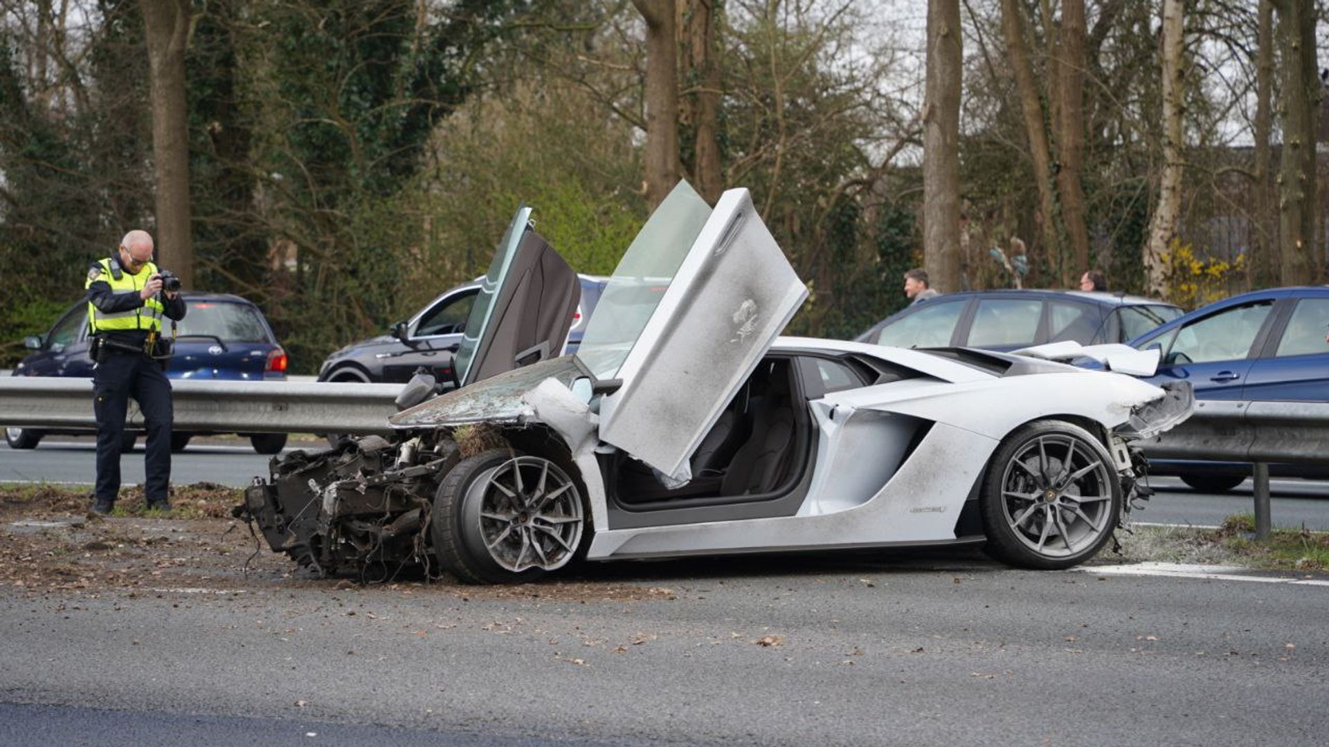 Van de sportwagen is weinig meer over