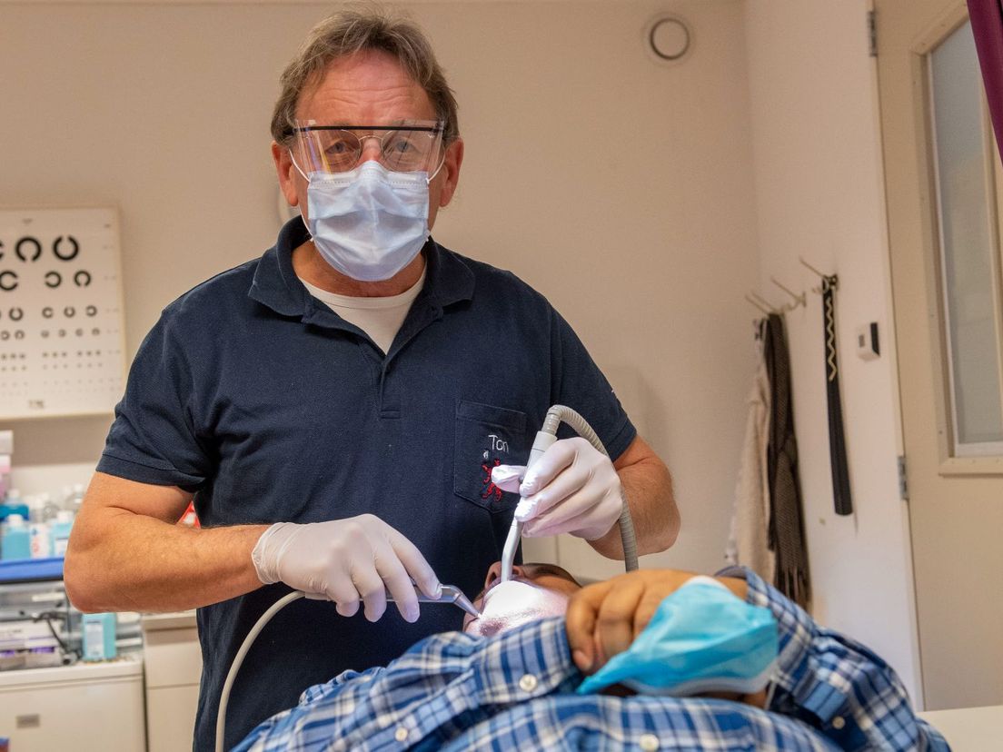 De tandarts voor mensen die niet de juiste verzekeringen hebben.