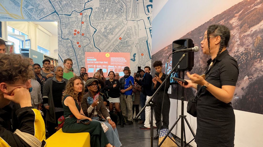De opening van de tentoonstelling bestond onder meer uit een speech van historica Nancy Jouwe.