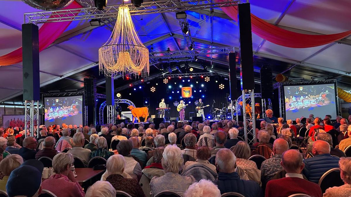 Oranjefeesten Dalfsen populair: tent 10 meter langer door enorme toeloop