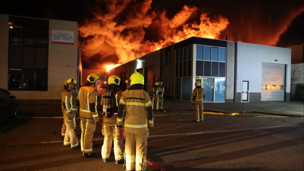 Enorme vlammenzee bij brand in bedrijfspand, loods ingestort