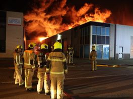 Enorme vlammenzee bij brand in bedrijfspand, loods ingestort