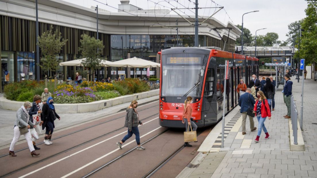 De tram stopt bij de Mall of the Netherlands