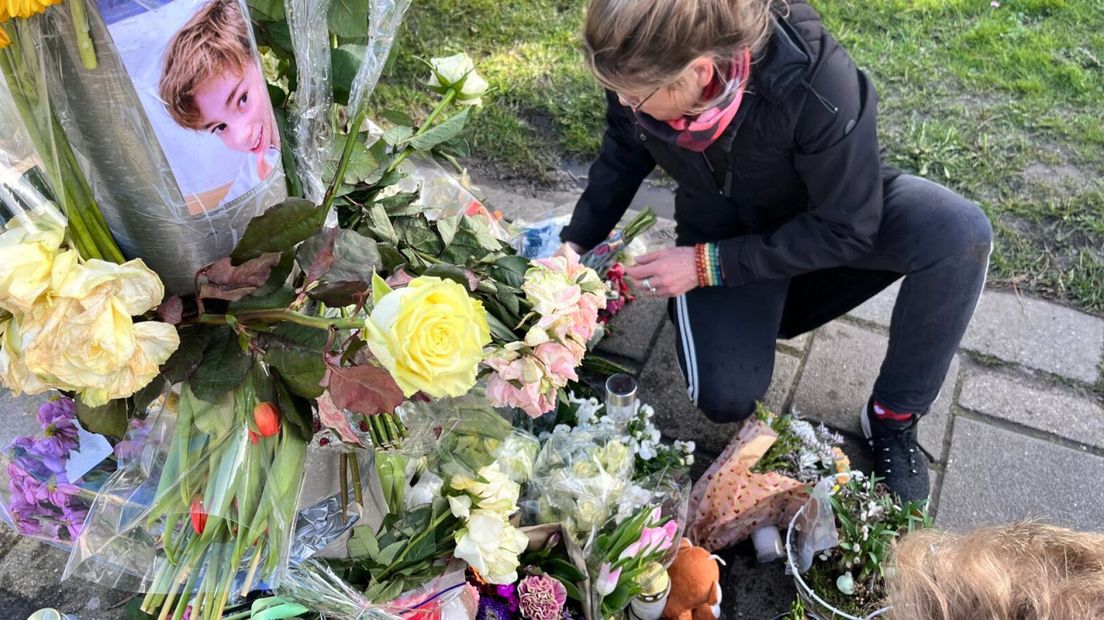 Op de plaats van het ongeluk is een bloemenzee ontstaan voor de 12-jarige Nino