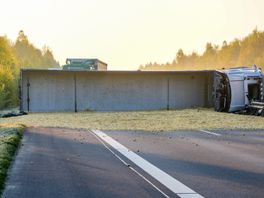 Duitse snelweg richting Zwartemeer dicht na ongeluk met vrachtwagen: weg ligt bezaaid met patat