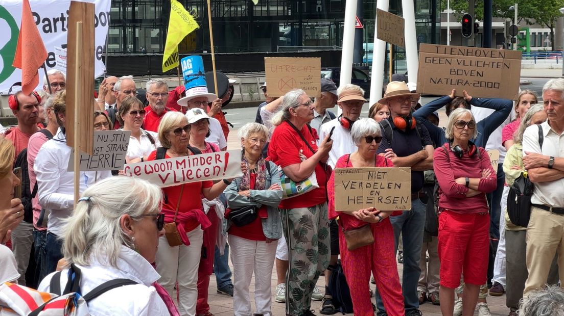 'Gewoon minder vliegen', vinden de demonstranten