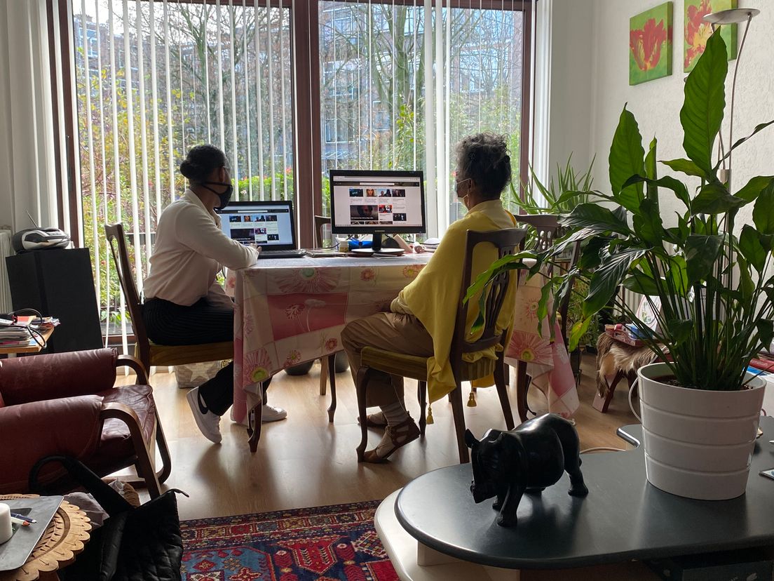 Studenten van Albeda Rotterdam gaan bij ouderen thuis langs voor lesje videobellen