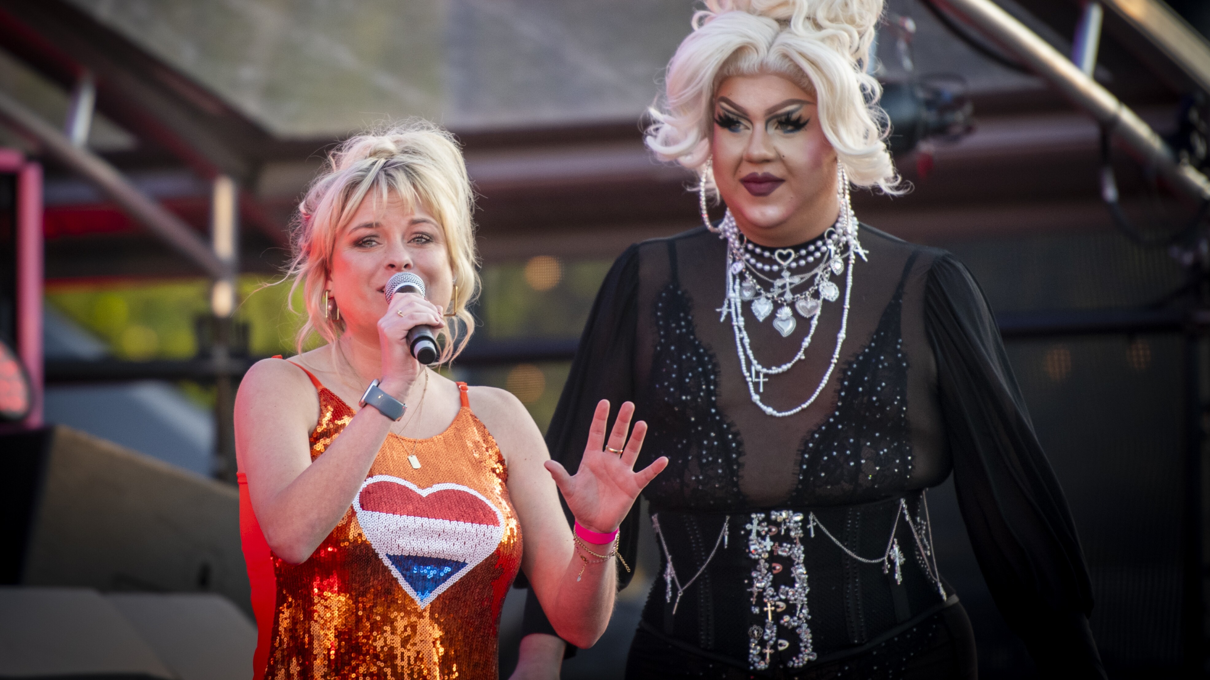 Europaparty-hosts Sylvana IJsselmuiden en Curvalicious Diamond