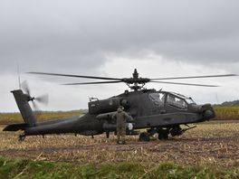 Defensie oefent met Apache-helikopters boven Drenthe