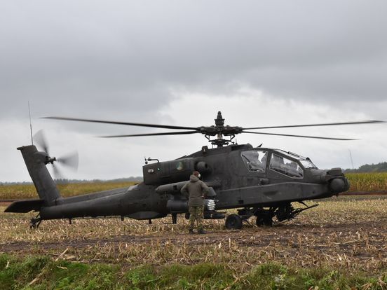 Defensie oefent met Apache-helikopters boven Drenthe