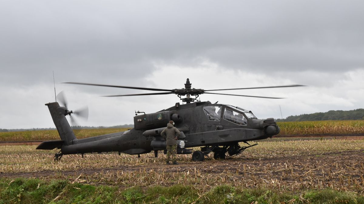 Defensie oefent met Apache-helikopters boven Drenthe