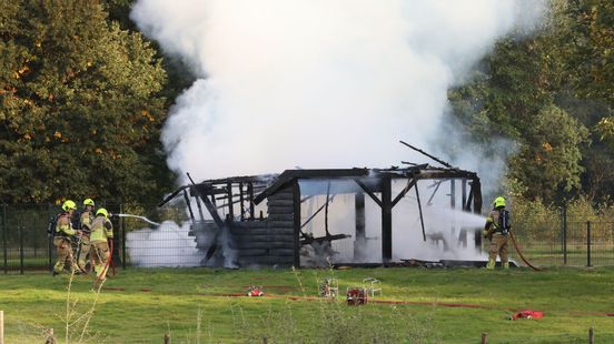 Brand legt schuur in de as in Wekerom