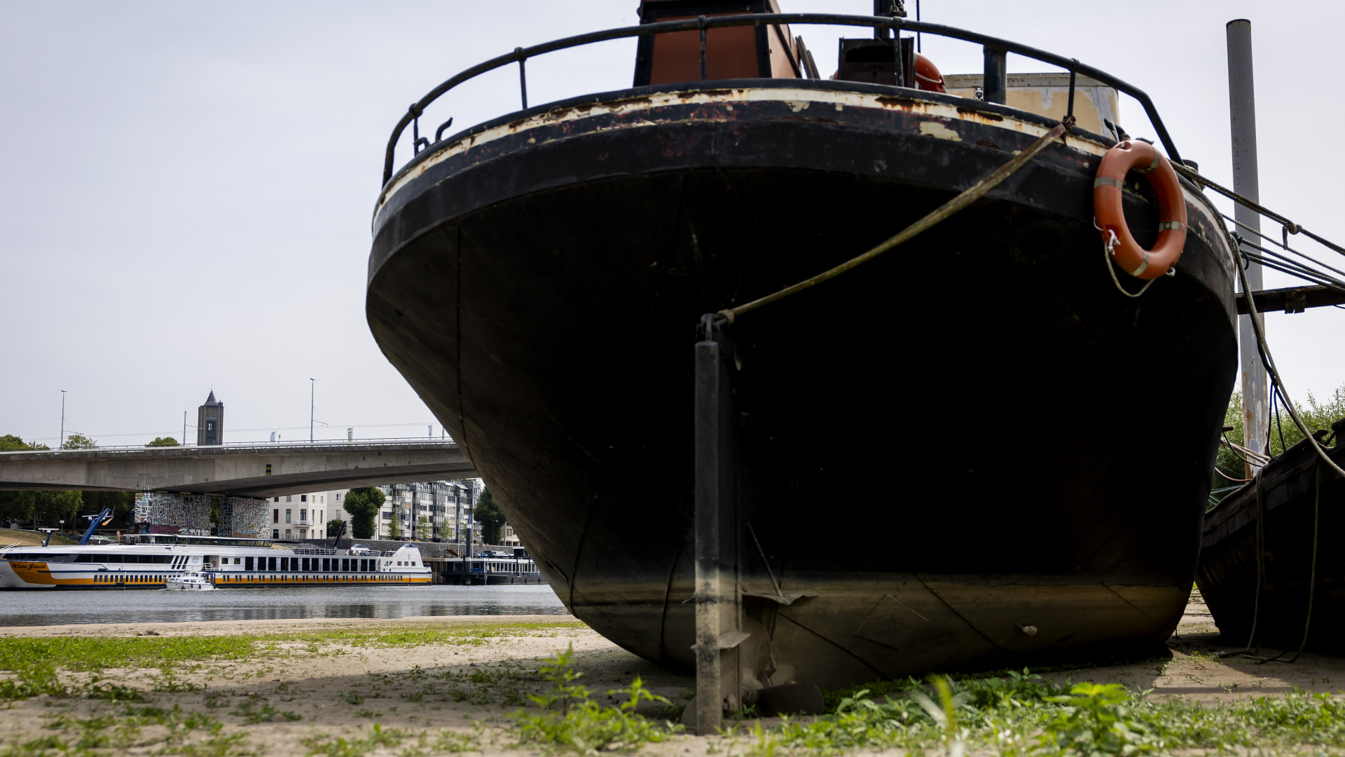 Woonboten liggen op het droge in de Rijn door de aanhoudende droogte en de steeds lagere aanvoer van water via de Rijn