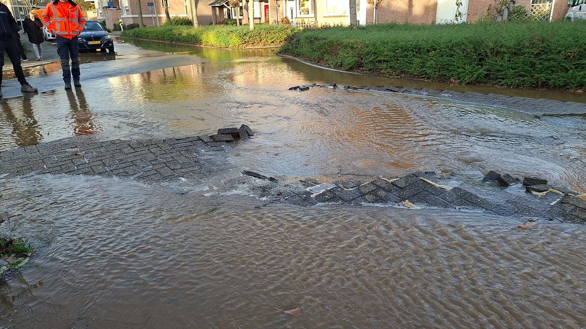 Straten onder water in Venlo-Zuid door waterlek