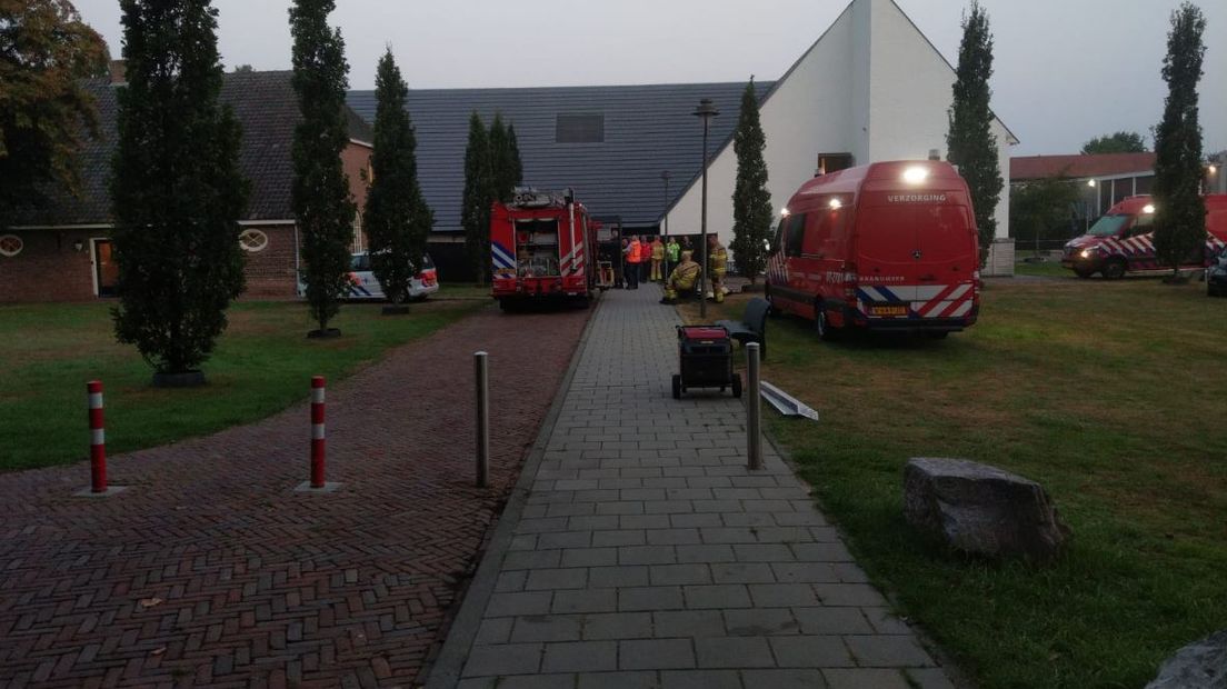 Een auto is in de nacht van dinsdag op woensdag het gemeentehuis van Lingewaard in Bemmel binnengereden. Naast de wagen is een dode aangetroffen. Volgens burgemeester Schuurmans gaat het om de bestuurder.