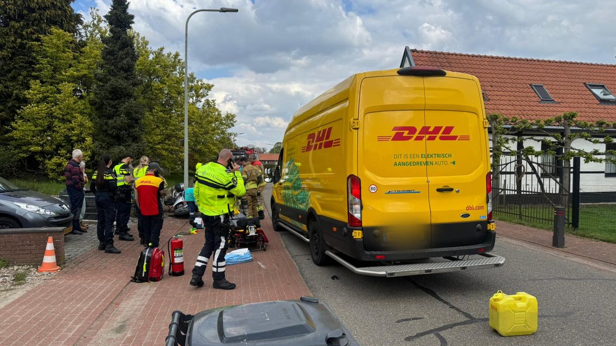 Bestuurder gewond na botsing tussen motor en bestelbusje