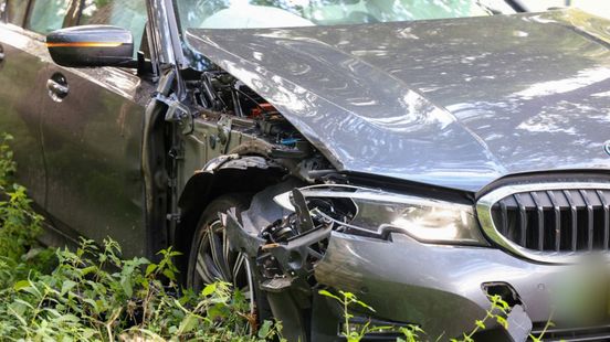 Auto tegen boom