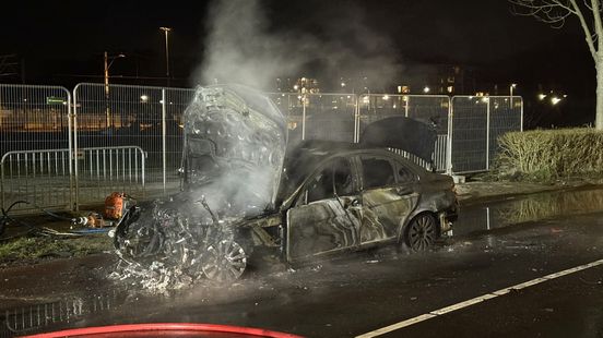Automobilist rijdt kilometer met brandende auto en wordt gered door seinende passanten in Venlo Nieuws