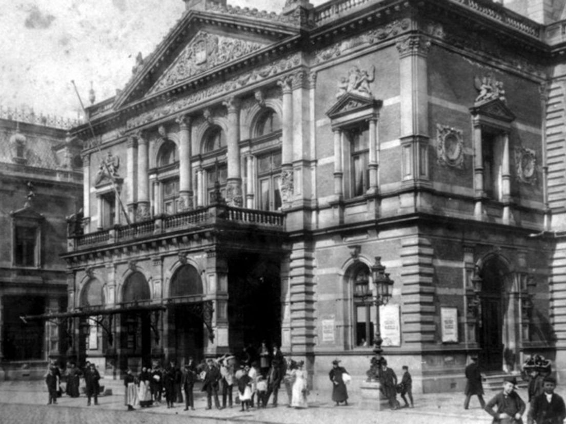 De Groote Schouwburg aan de Aert van Nesstraat, 1880