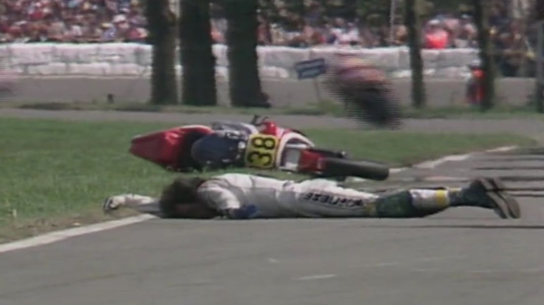 Franco Uncini ligt roerloos op de grond (Rechten: screenshot NOS)