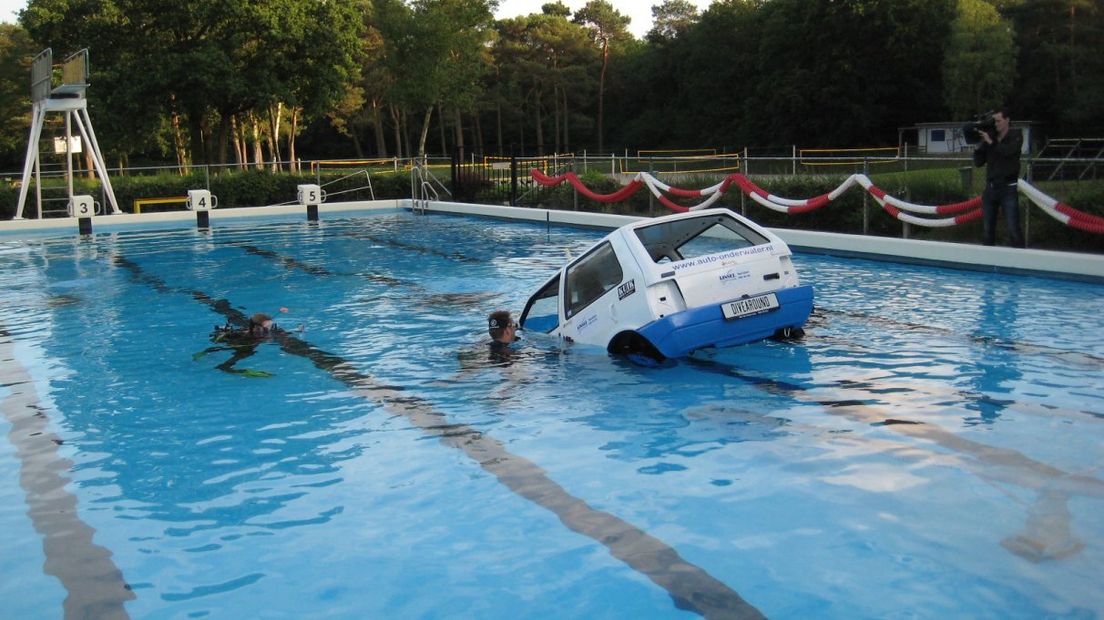 De oefenauto gaat te water