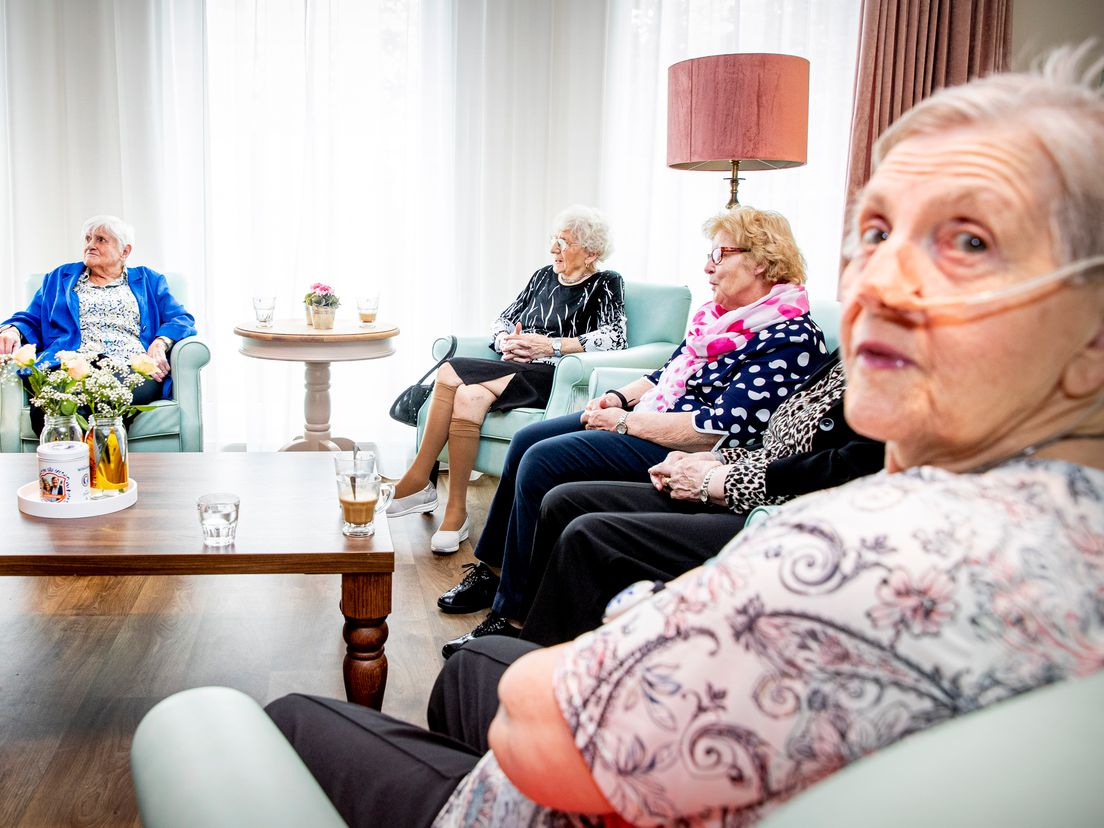 Werken met ouderen is een voorbeeld van invulling van maatschappelijke diensttijd