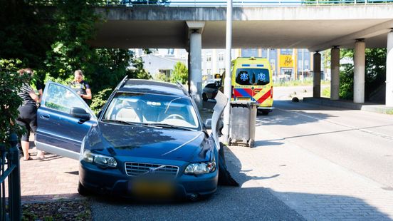 Auto botst tegen lantaarnpaal, bestuurder gewond