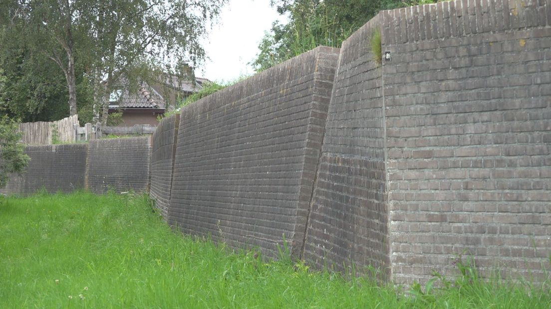 De Stenen dijk is opgedeeld in vakken, die vroeger stuk voor stuk werden onderhouden door de achterliggende pachter