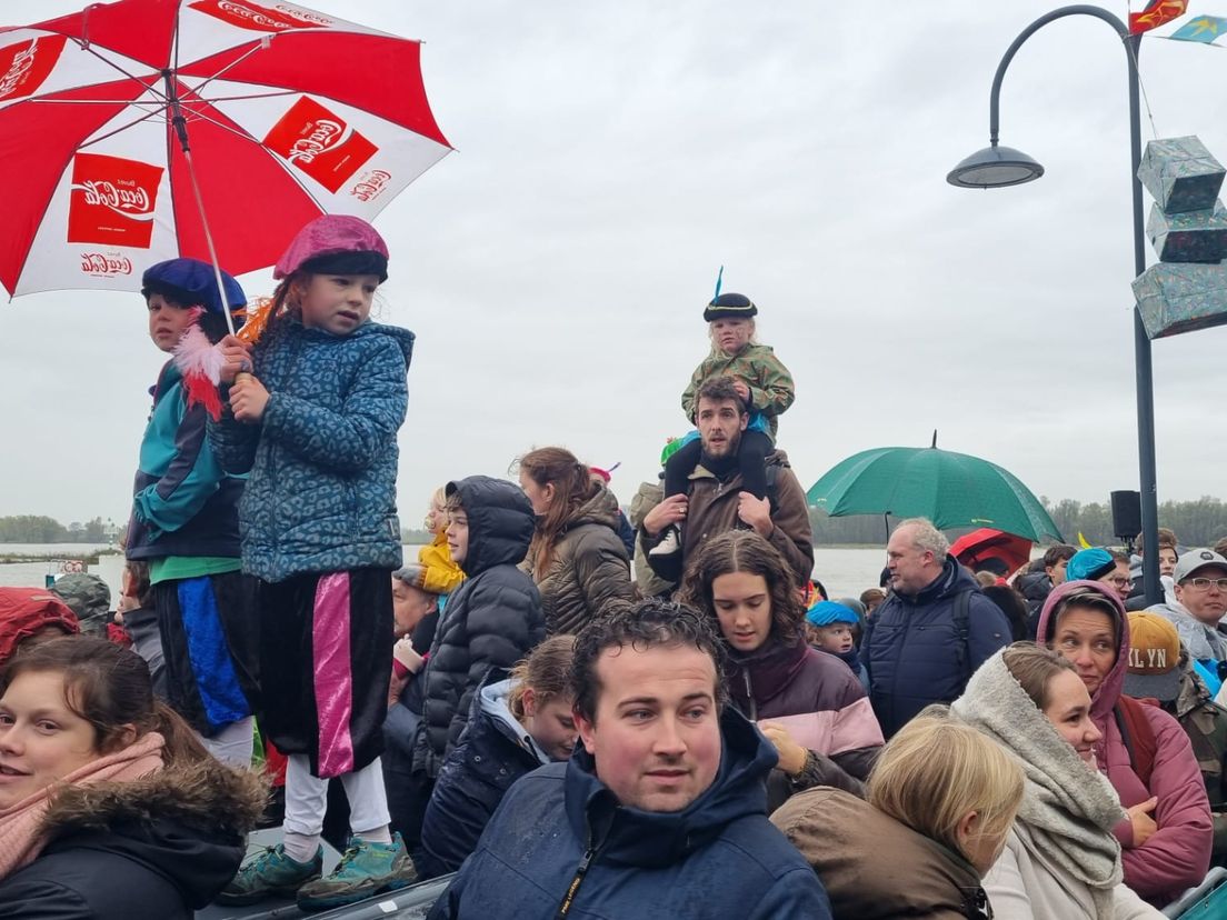 Met een paraplu kijken naar Sint en zijn pieten