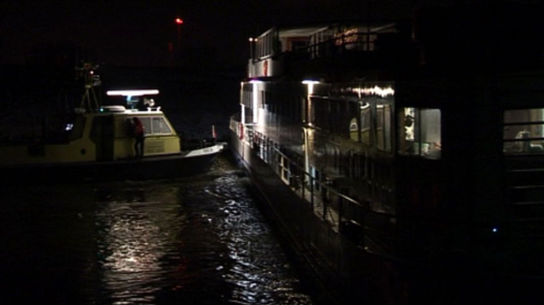 Passagiersschip op IJssel weer los