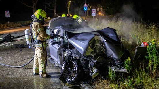 Auto gaat op rotonde rechtdoor en eindigt op paal | Kind aangereden, bestuurder is spoorloos. Auto gaat op rotonde rechtdoor en eindigt op paal | Kind aangereden, bestuurder is spoorloos.
