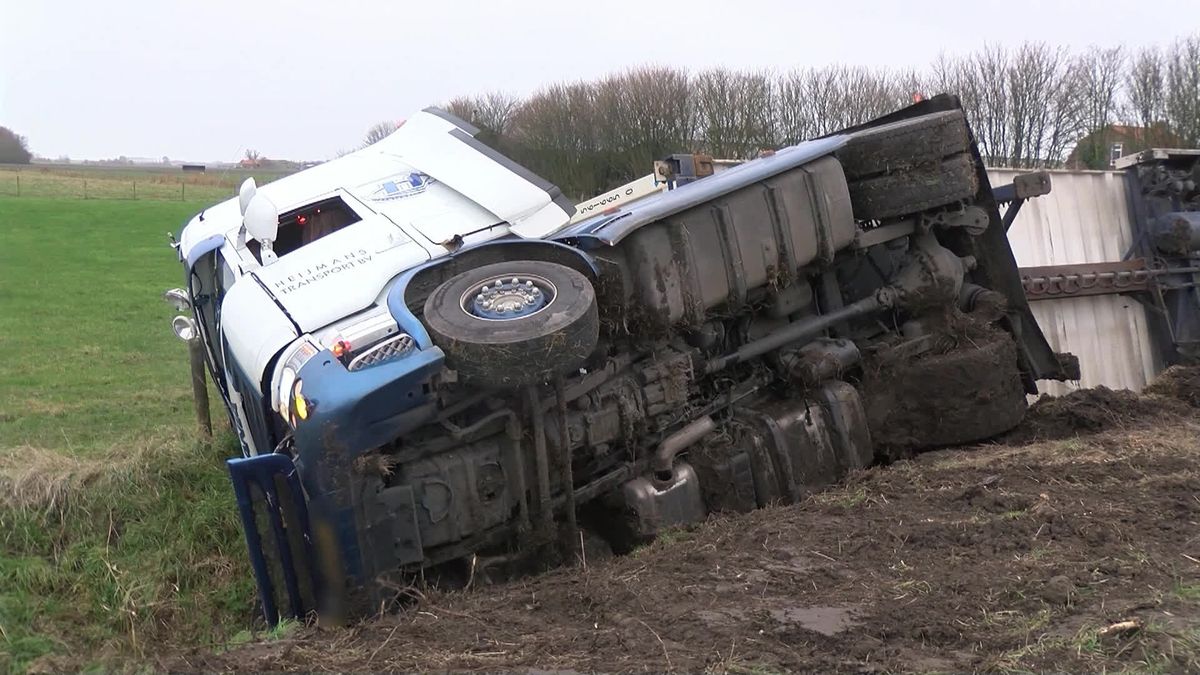 Vrachtwagen belandt in sloot bij Kerkwerve